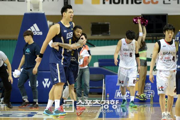KBL 최강콤비 하승진과 에밋이 정규리그 KT전에서 승리한 뒤 얼싸안고 기쁨을 나누고 있다. /KBL 포토