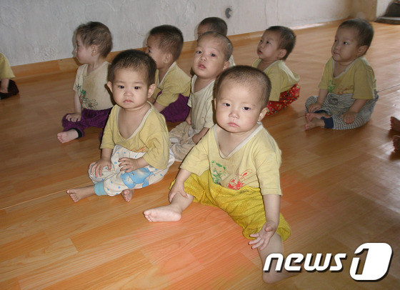 영양부족 상태인 북한 청진의 어린이들.© AFP=뉴스1