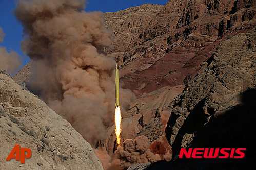 【파르스통신·AP/뉴시스】2016년 3월 9일(현지시간) 이란 혁명수비대는 미공개 위치에서 카드르H 장거리 지대지 탄도 미사일을 시험 발사했다. 사진은 이란 파르스통신이 제공한 것이다. 2016.03.10