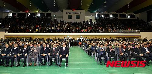 【고창=뉴시스】김종효 기자 = 11일 더불어민주당 전북도당이 4.13 총선을 대비 조직력 결속과 승리다짐을 위해 고창실내체육관에서 개최한 '정읍·고창필승결의대회'에 정읍·고창지역 당원 2000여명이 자리를 가득 메웠다. 2016.03.11. seun6685@newsis.com