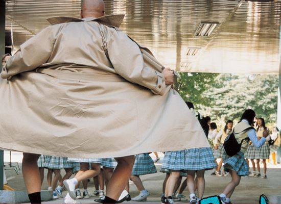 영화 ‘몽정기2'에서 여학생들 앞에 바바리맨이 출현한 장면.