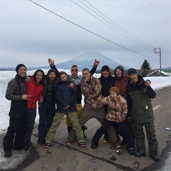가희(왼쪽 4번째)와 양준무(왼쪽 3번째) 보드여행. 사진=가희 인스타그램