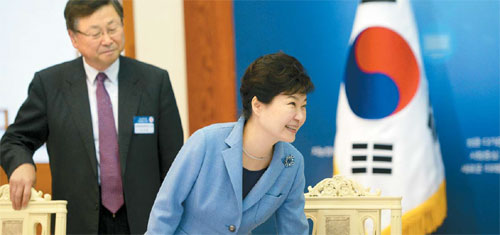 박근혜 대통령이 17일 오후 청와대에서 열린 `지능정보사회 민관합동 간담회`에 참석해 밝은 표정으로 자리에 앉고 있다. [김재훈 기자]