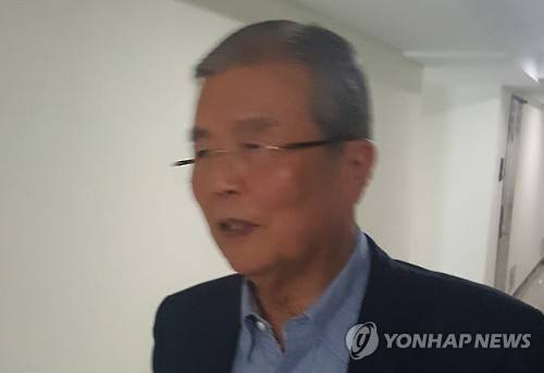 김종인 "그 따위로 대접하는 정당에서 일할 생각 추호도 없어" (서울=연합뉴스) 서혜림 기자 = 20대 총선 비례대표 후보 선출과 관련한 갈등으로 당부를 거부한 더불어민주당 김종인 비대위 대표가 21일 오전 서울 광화문 개인 사무실에서 기자들과 만난 뒤 지인과의 약속을 위해 떠나고 있다. 김 대표는 "사람을 갖다가 인격적으로, 그 따위로 대접하는 정당에 가서 일을 해주고 싶은 생각이 추호도 없다"고 배수진을 쳤다.