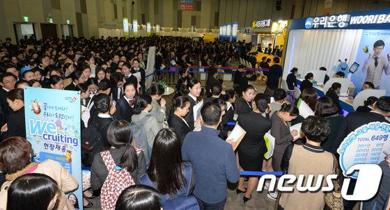지난 3월23일 경기 고양시 킨텍스 제2전시장에서 열린 고졸인재 채용박람회를 찾은 학생들로 인산인해를 이루고 있다. © News1 황기선 기자