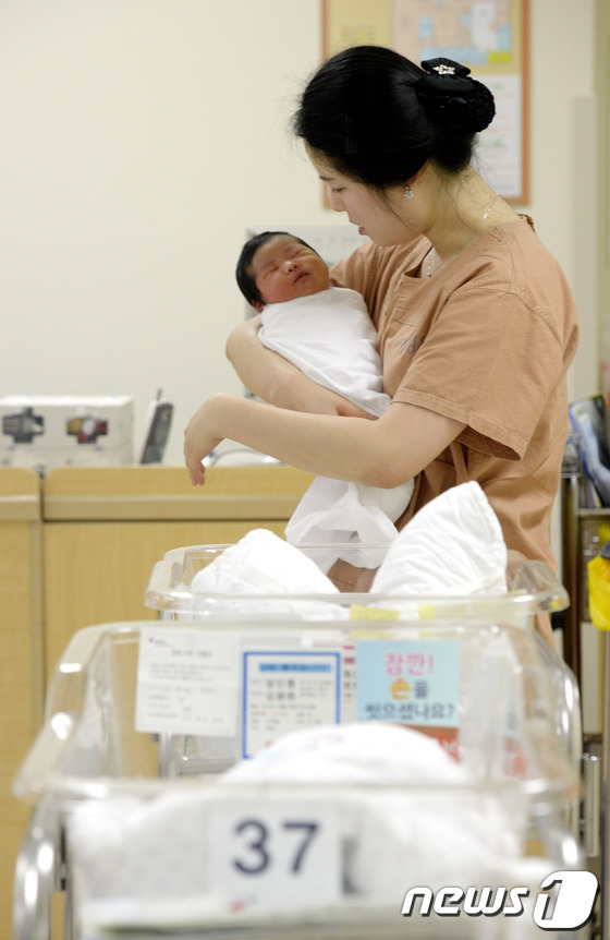 산부인과에서 신생아를 안고 있는 간호사. /뉴스1