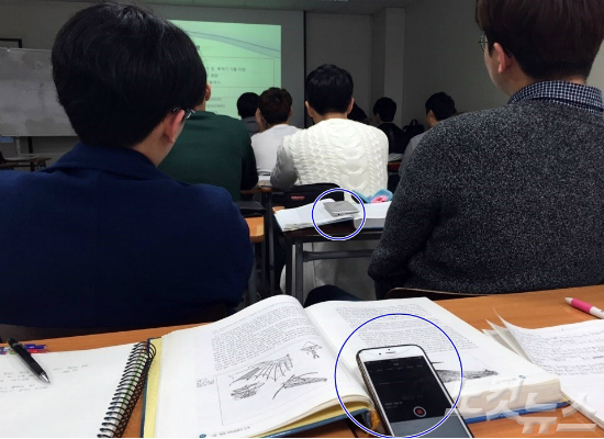 서울의 한 대학 강의실. 책상마다 강의녹음용 스마트폰이 놓여있다. (사진=문규리 인턴기자)