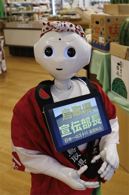 일본의 감정인식 로봇 ‘페퍼’는 지난해 도쿄의 한 특산물 매장에서 시급을 받고 아르바이트 직원으로 일했다. ⓒ XINHUA 연합