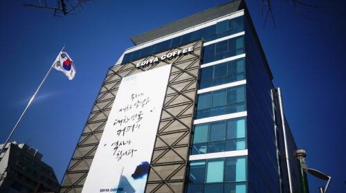 서울 강남구 논현동에 위치한 이디야커피 신사옥 전경