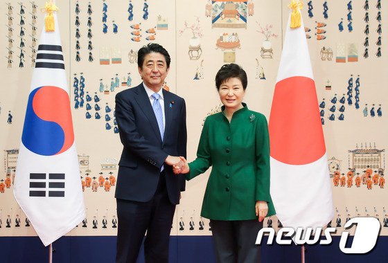 박근혜 대통령(오른쪽)과 아베 신조 일본 총리가 지난해 11월  청와대에서 두 정상 취임 후 첫 한·일 정상회담을 하기 앞서 기념사진을 찍고 있다. © News1