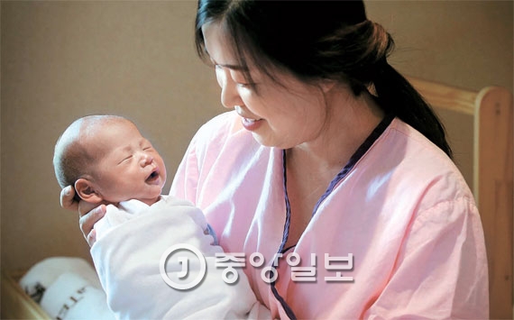 서울 강서구 산후조리원에서 산모 홍인선(36·영등포구)씨가 아들을 돌보고 있다. [사진 오종택 기자]
