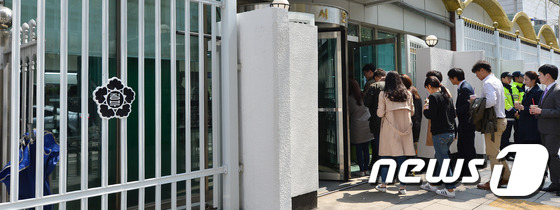 지난 4월7일 오후 정부서울청사에서 점심식사를 마친 청사직원과 민원인들이 강화된 청사 출입통제 시스템을 통과하고 있다. /뉴스1 © News1 구윤성 기자