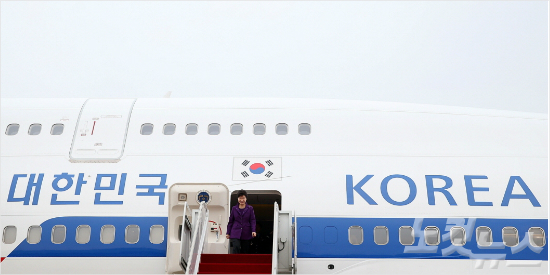박근혜 대통령이 6일 오후 워싱턴 핵안보정상회의 및 멕시코 공식 방문을 마친 후 성남 서울공항으로 귀국하고 있다. (사진=청와대 제공)