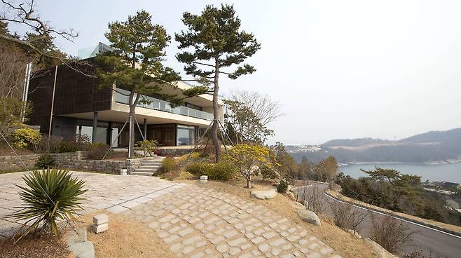 남해 바다를 마주보도록 설계된 사우스케이프 클리프하우스 A2동.