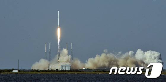 지난해 4월 민간 우주업체 '스페이스X'의 팰컨9 로켓이 미국 플로리다 주 케이프커내버럴에 있는 미국 항공우주국(나사·NASA) 케네디 스페이스에서 성공적으로 발사되는 모습.© AFP=News1