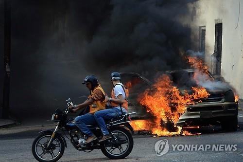 지난 3월 베네수엘라 산크리스토발의 반 정부 시위 도중 불 탄 트럭 [AFP=연합뉴스 자료사진]