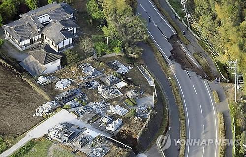 도로마저 폭삭 내려 앉았네 (마시키<日구마모토현> 교도/AP=연합뉴스) 규모 6.5의 지진이 강타한 일본 구마모토현 마시키의 도로가 맥없이 무너져 내려 15일(현지시간) 차량운행이 전면 중단되고 있다.