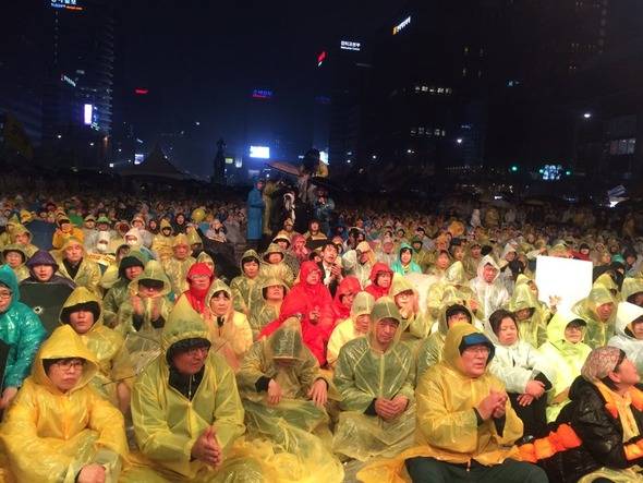 16일 밤, 서울 광화문 광장에서 열린 ‘세월호 참사 2년 기억·약속·행동 문화제’에 참석한 시민들은 굵은 비에도 끝까지 자리를 지켰다.