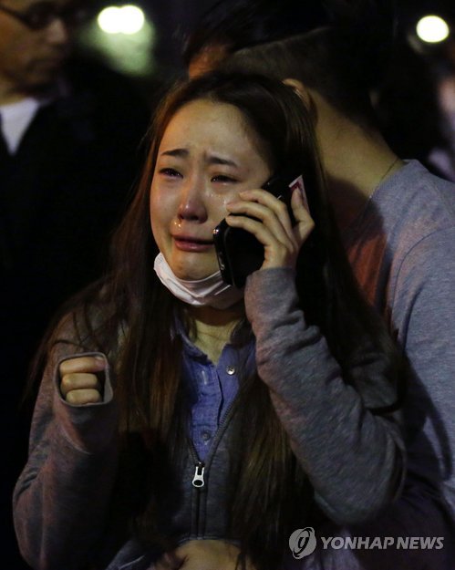 가족들은 무사한지… (구마모토 교도/AP=연합뉴스) 일본 구마모토현에서 16일(현지시간) 새벽 규모 7.3의 2차 강진이 발생해 사상자가 속출한 가운데 주차장으로 피신한 한 여자가 울음을 터뜨리며 전화를 걸고 있다.