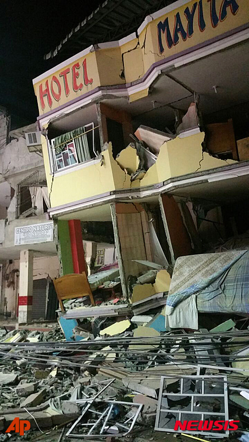 【만타=AP/뉴시스】16일(현지시간) 에콰도르 중부 해안지대를 강타한 규모 7.8 지진으로 만타 중심가의 건물이 부서져 기울어져 있다. 2016.04.17