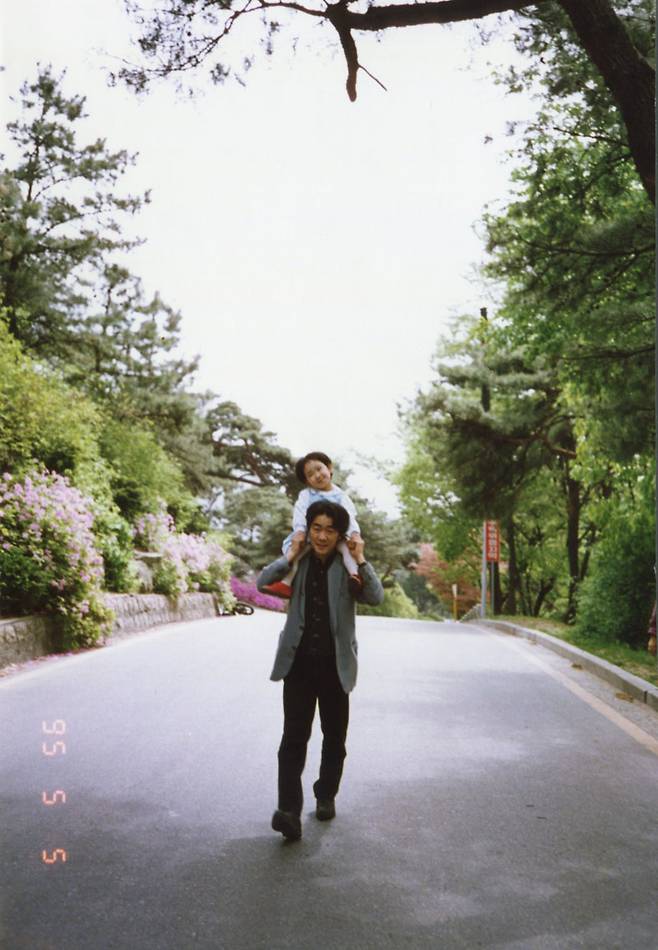 딸 서연이와 김광석 1995년 5월 5일 어린이날.