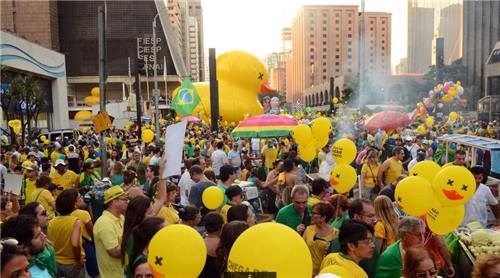 상파울루 시에서 벌어진 호세프 탄핵 지지 시위.[출처:국영 뉴스통신 아젠시아 브라질]