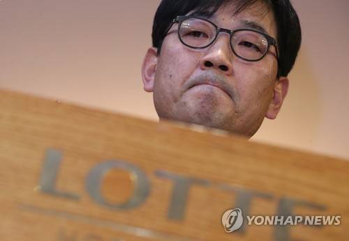 생각에 잠긴 롯데마트 김종인 대표 (서울=연합뉴스) 김도훈 기자 = 롯데마트 김종인 대표가 18일 오전 서울 중구 롯데호텔에서 가습기 살균제 피해자 사과 및 보상 발표 기자회견을 하던 중 잠시 생각에 잠겨 있다.