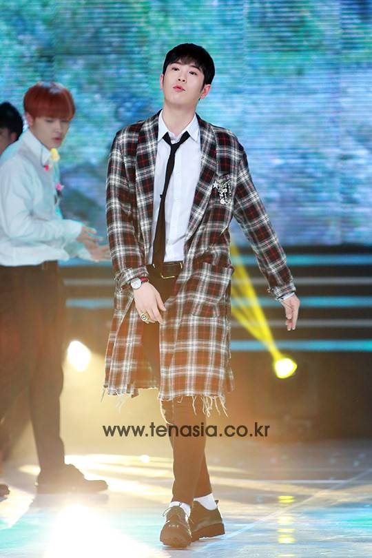 블락비 피오가 멋진 무대를 선보이고 있다. (쇼챔피언)