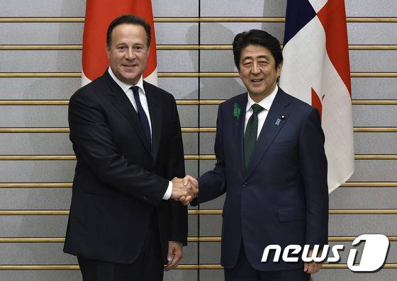 아베 신조(安倍晋三) 일본 총리가 20일 후안 카를로스 바렐라 파나마 대통령과 도쿄 총리 관저에서 정상회담을 가졌다.©AFP=News1
