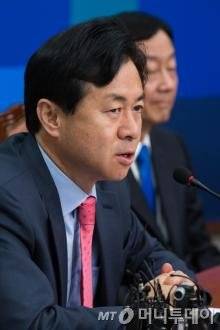 김영춘 더불어민주당 비상대책위원이 18일 서울 여의도 국회에서 열린 비상대책위원회의에서 모두발언을 하고 있다./사진=뉴스1