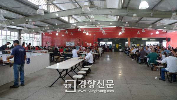 벨루오리존치 바레이루에 있는 민중식당에서 시민들이 점심을 먹고 있다. 휴가철이고 근처 대학이 방학이라 평소보다 사람이 적었다. 벨루오리존치(브라질)| 정희완 기자 roses@kyunghyang.com