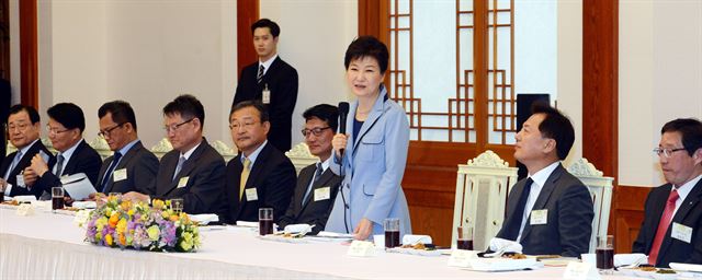 박근혜 대통령이 26일 청와대에서 열린 언론사 편집, 보도국장 오찬에서 모두발언을 하고 있다. 홍인기기자  hongik@hankookilbo.com