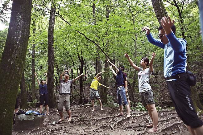 산음 자연 휴양림에서는 ‘치유의 숲’ 프로그램을 체험할 수 있다.