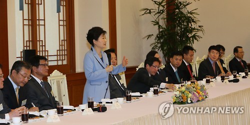 26일 열린 언론사 편집·보도국장 간담회에서 한국판 양적완화에 대해 긍정적으로 검토해야 한다고 밝힌 박근혜 대통령