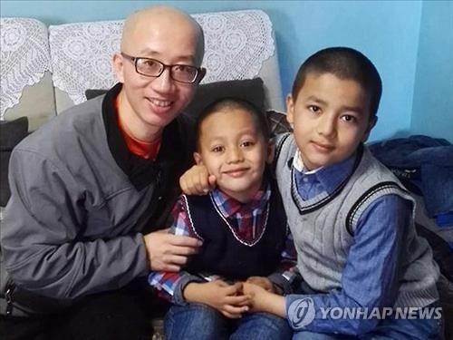 베이징의 인권 운동가 후자가 일함 토티 전 교수의 아들들과 함께  포즈를 취하고 있다.(RFA 사진 캡처)