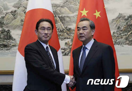 기시다 후미오 일본 외무상(왼쪽)과 왕이 중국 외교부장. © AFP=뉴스1