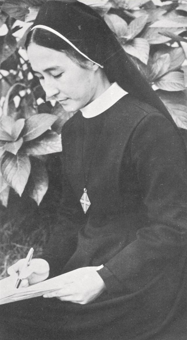 1976년 ‘민들레의 영토’를 출간할 당시 이해인 수녀. 가톨릭출판사 제공