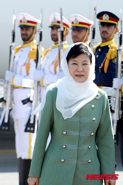 박근혜 대통령이 사흘 간의 이란 국빈방문을 위해 1일 오후(현지시간) 이란 테헤란 메흐라바드 국제공항에 도착, 이란식 히잡을 쓴 채 전용기에서 내리고 있다./ 사진=뉴시스