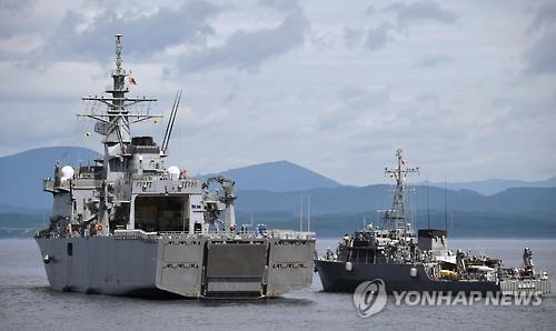 [교도=연합뉴스.자료사진] 일본 해상자위대가 작년 7월 22일 미국 해군과 합동으로 기뢰 제거 훈련 실시하는 모습.