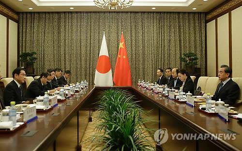 (베이징 AFP=연합뉴스) 일본의 기시다 후미오(岸田文雄, 왼쪽 첫번째) 일본 외무상이 4월 30일 베이징의 댜오위타이(釣魚臺) 국빈관에서 왕이(오른쪽 첫번째) 중국 외교부장과 회담하는 모습.