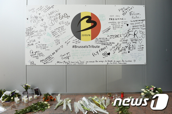 지난 3월22일 폭탄테러가 발생한 벨기에 브뤼셀 국제공항의 테러희생자 추모 벽(자료사진). © AFP=뉴스1