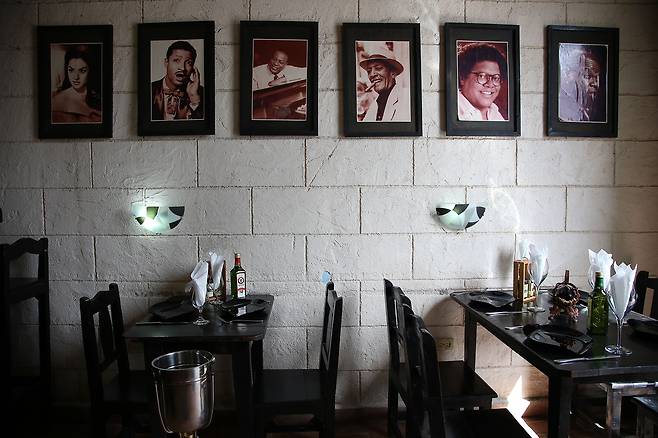 카페 겸 레스토랑 라 보데기타의 내부. 베니 모레(왼쪽 두번째)와 꼼바이 세군도(네번째) 사진이 보인다.