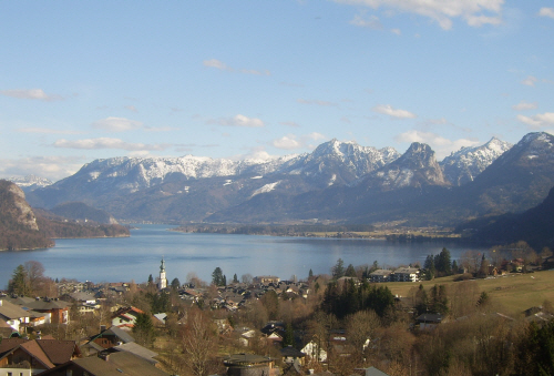 ② 유럽 배낭여행자들이 동경하는 호수 `할슈타트`. 70여 개의 호수를 품은 오스트리아의 대표적인 휴양지다. 영화 `사운드 오브 뮤직`의 배경으로도 나왔다.