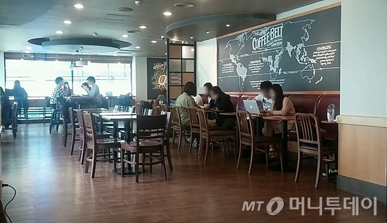 서울 당산동 한 커피숍. 콘센트가 설치된 가장자리 좌석이나 공용 평상을 제외하곤 대부분 자리가 텅 빈 모습이다./ 사진=윤준호 기자