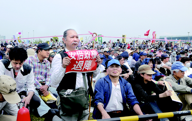 3일 도쿄 고토구 린카이광역방재공원에서 열린 5·3 헌법집회에 참여한 한 시민이 ‘아베 정권 퇴진’이라는 글이 써진 펼침막을 들고 있다. 주최 쪽은 이번 집회의 참가자를 5만명이라고 밝혔다.