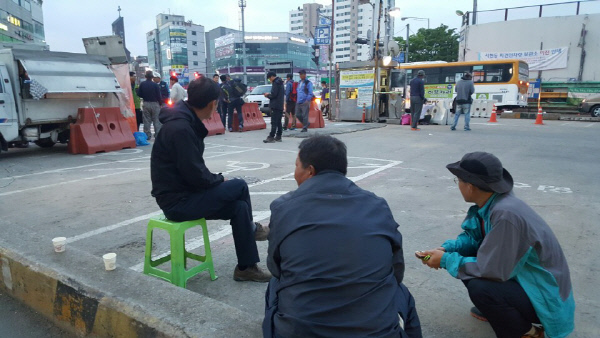 지난 2일 경기 성남시 태평동 새벽 인력시장에서 외국인 일용직 노동자들이 삼삼오오 모여 일감을 기다리고 있다.