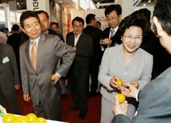 사진=블로그 뱃살나온 근육돼지 게시물 캡처. 박람회에서 장난스럽게 귤을 호주머니에 넣는 노무현 대통령 생전 모습.