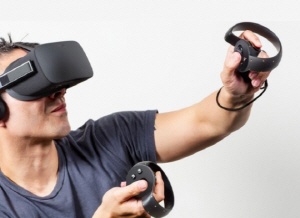 페이스북의 가상현실(VR) 감상기기 오큘러스 리프트와 전용 컨트롤러를 이용한 VR 게임 모습.   페이스북 제공