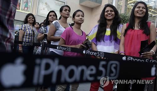 2013년 11월 인도 아메다바드에서 애플 아이폰 5s와 5c를 사려는 고객들이 줄지어 서 있다.(AP=연합뉴스 자료사진)