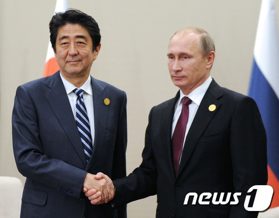 블라디미르 푸틴 러시아 대통령(오른쪽)과 아베 신조일본 총리©AFP= News1